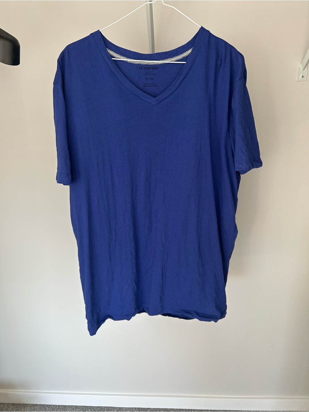 le chateau Men’s V-Neck Tee in Blue